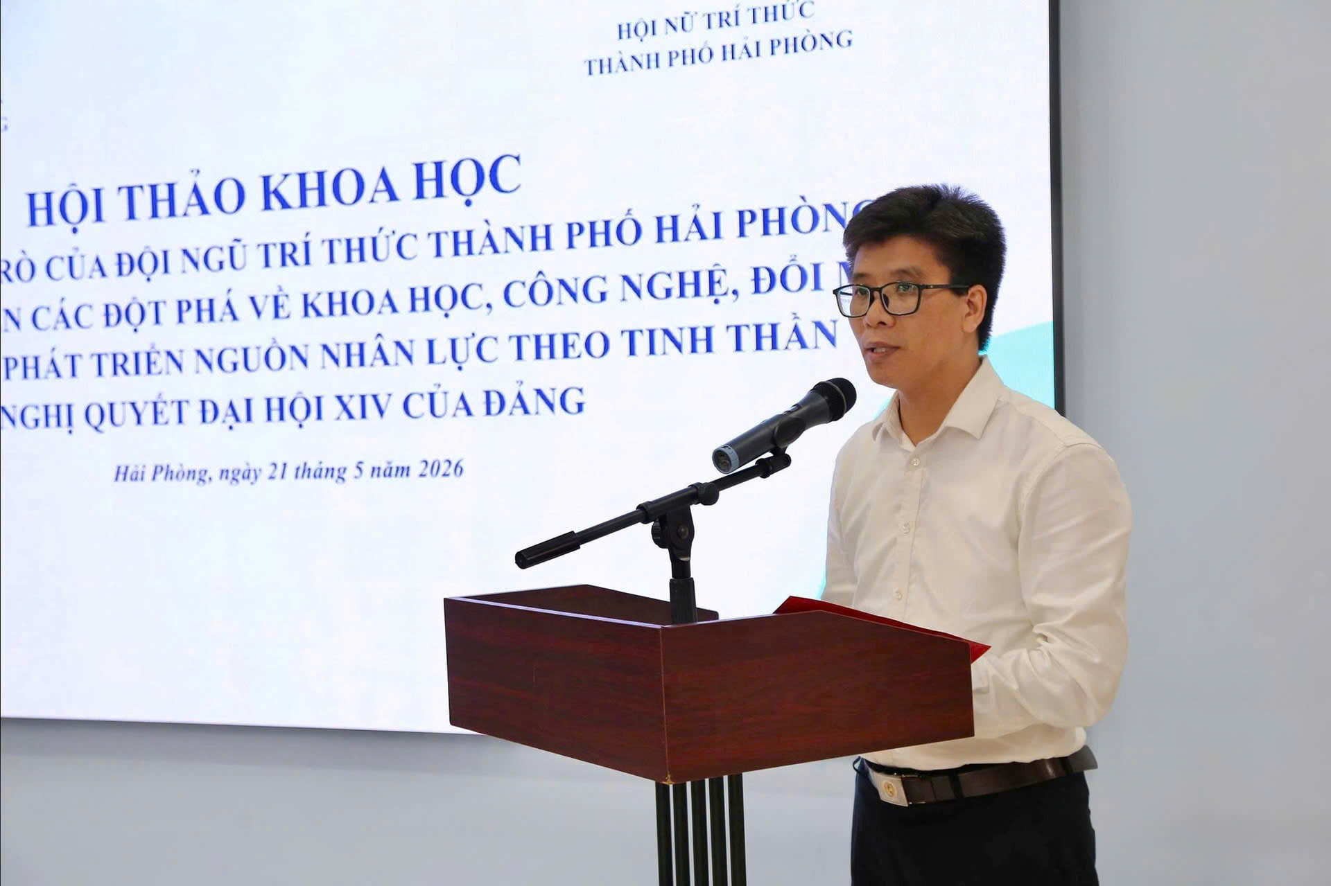 &nbsp;Thạc sĩ Nghiêm Xuân Tuấn, Phó Trưởng Ban Tuyên giáo và Dân vận Thành uỷ trình bày tham luận tại hội thảo