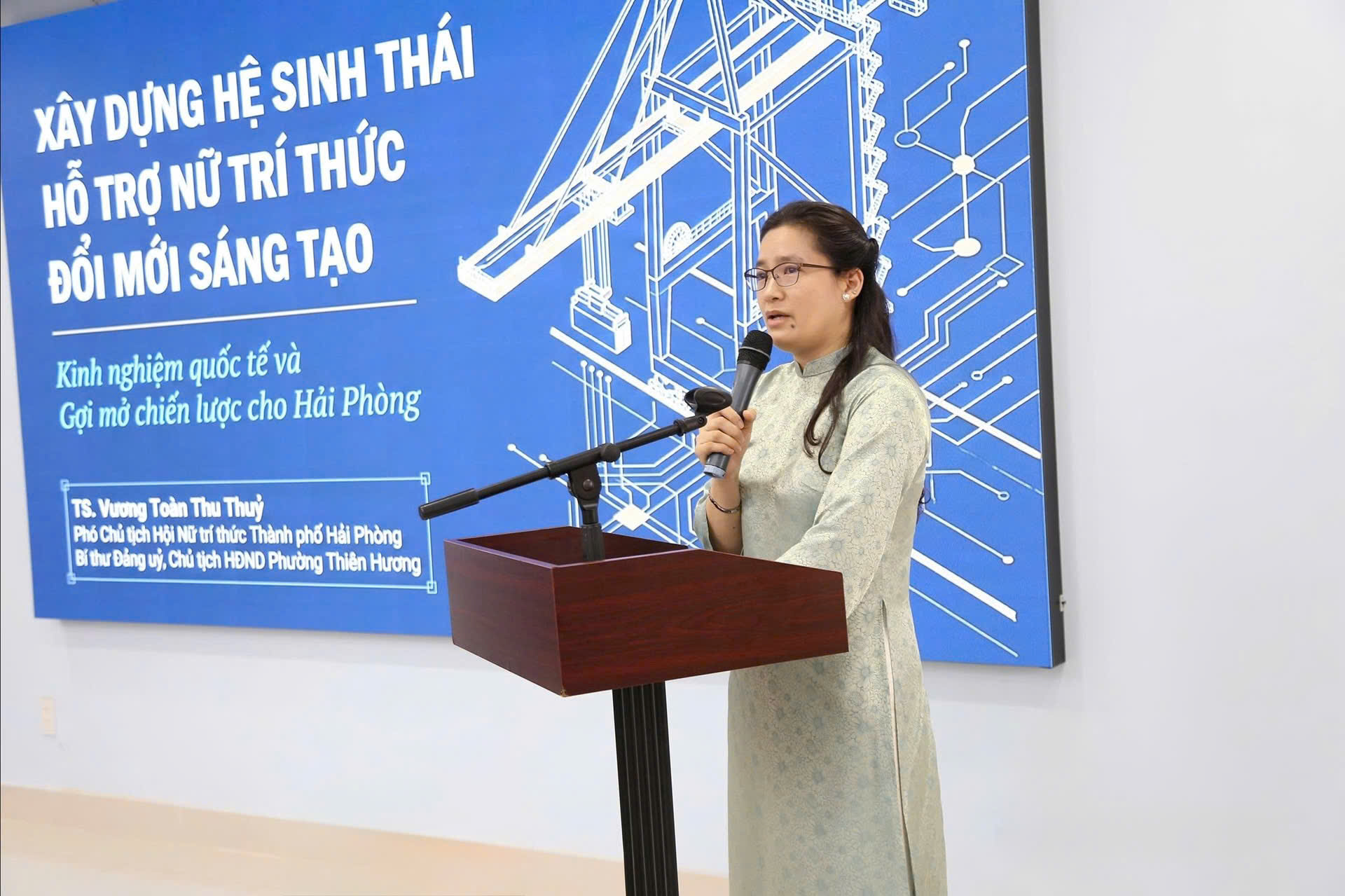 &nbsp;Tiến sĩ Vuơng Toàn Thu Thuỷ, Bí thư Đảng uỷ, Chủ tịch HĐND phường Thiên Hương phát biểu tại hội thảo.