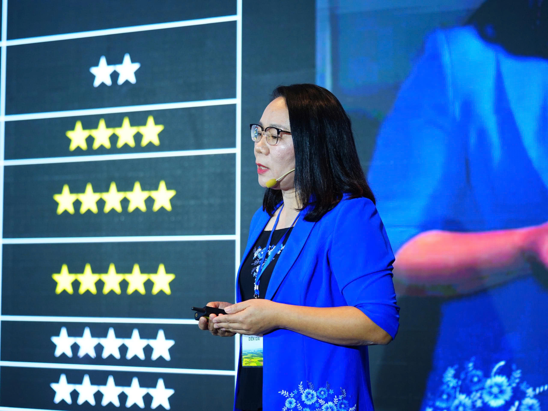 Phó Viện Trưởng PGS Trương Tuyết Mai chia sẻ bài tham luận tổng quan khoa học về thực phẩm nguồn gốc thực vật trong cân bằng dinh dưỡng.&nbsp;