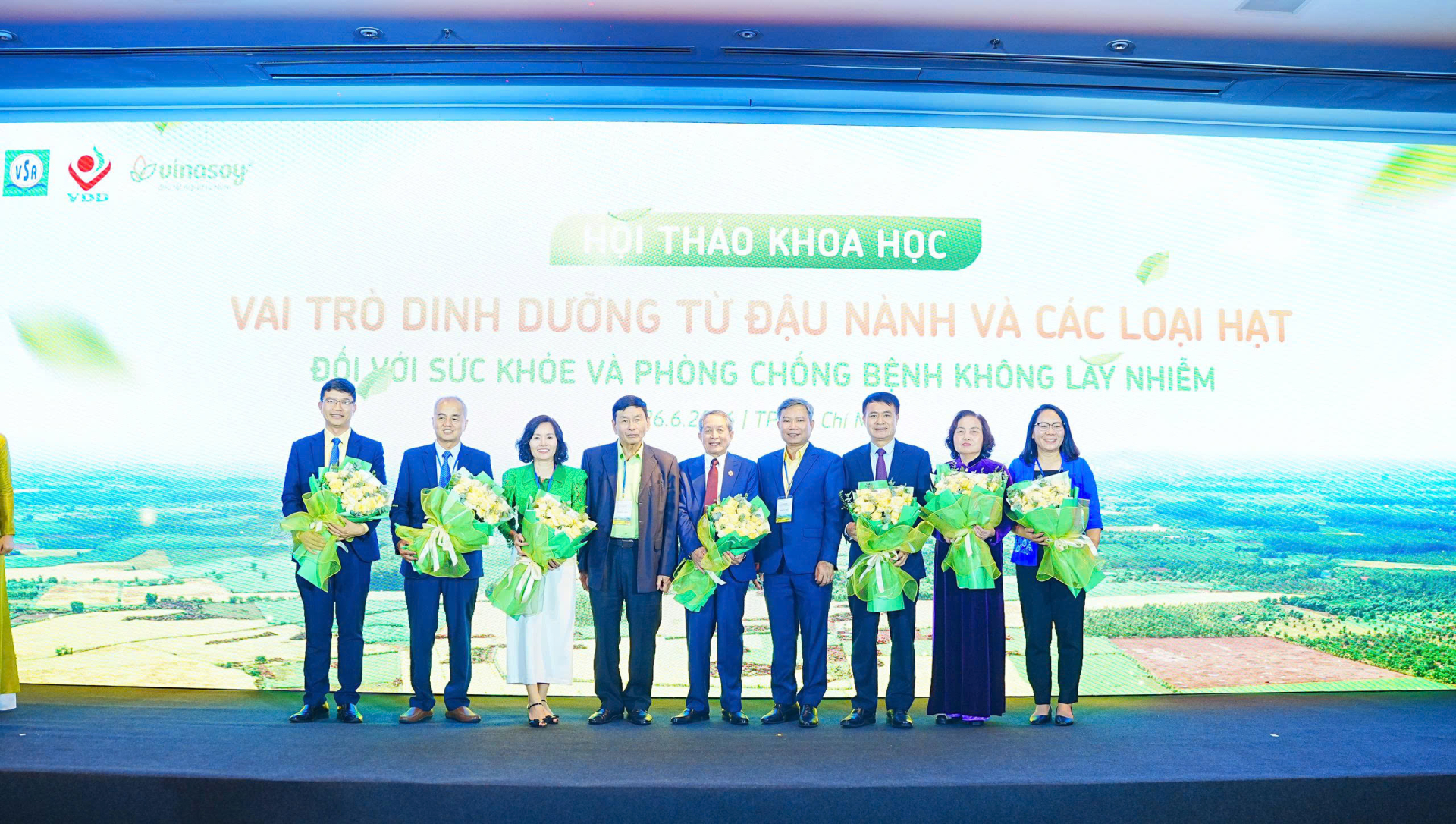 Ban Tổ chức tặng hoa các diễn giả và chuyên gia tham dự chương trình.&nbsp;