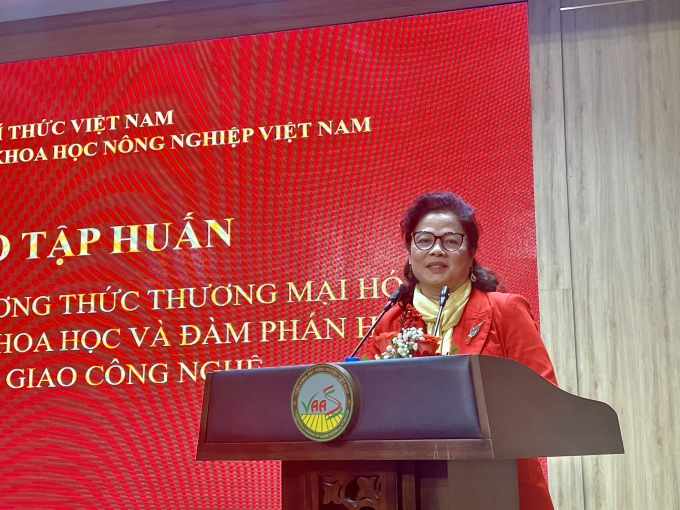 Bà Lê Thị Khánh Vân,Giám đốc Trung tâm Khoa học công nghệ và Khởi nghiệp gợi ý, định hướng và truyền đạt các kinh nghiệm liên quan đến phương thức thương mại hóa kết quả nghiên cứu và tài sản trí tuệ